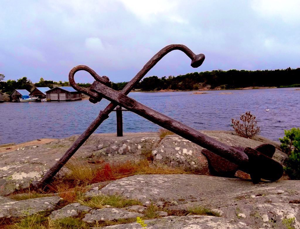 Huomenta. Ensin kahvia. Kuva vie Eckerön suuntaan, koska kesän #ålandsveckor alkaa hahmottua. Todella monimuotoisen viikon päätteksi on kummitädin siunaustilaisuus Hietsussa. Viikon leivoskahvihetken sijaan osallistun muistotilaisuuteen. Hyvää perjantaita ja viikonloppua.