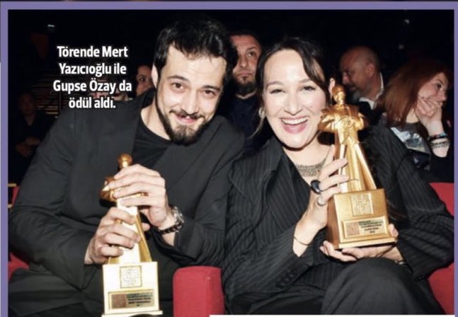 En iyi erkek ve kadın oyuncu ödülünü kazanan Mert Yazıcıoğlu ve Gupse Özay'dan birlikte kare 💥