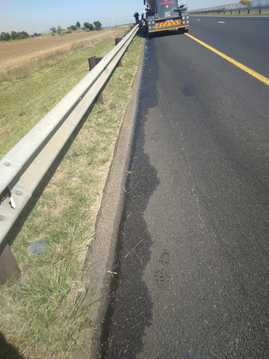 On Monday, Fidelity SecureFire handled a three-car pile-up on the N12 East, noting a non-threatening oil spill on the roadside. They assisted passengers and alerted SANRAL about the spillage. #SecureFire #Gauteng #keepingwatch #visibility #WeAreFidelity
