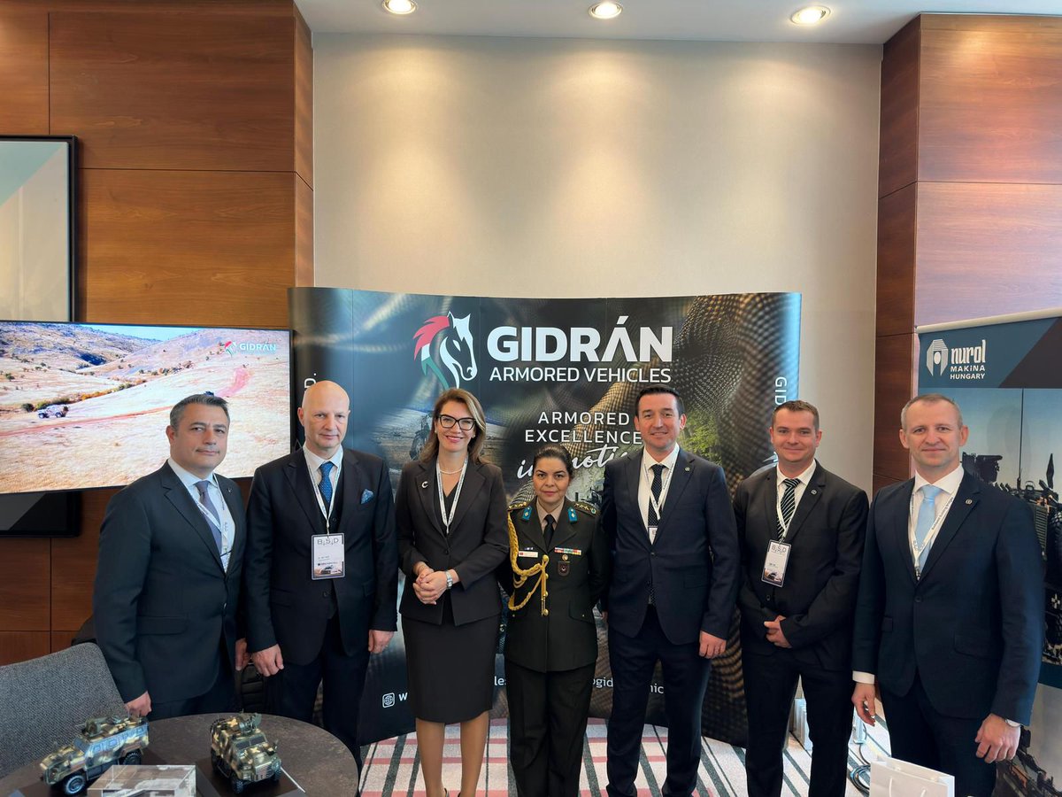 Büyükelçi @GulsenKaranis ve Askeri Ataşe Albay Feride Tosun “Budapest Security Dialogue” kapsamında 🇹🇷🇭🇺 işbirliğinin önemli göstergelerinden biri olan savunma sanayii şirketi Nurol/Raba standını ziyaret etti. . . @GulsenKaranis nagykövet és Feride Tosun katonai attasé…