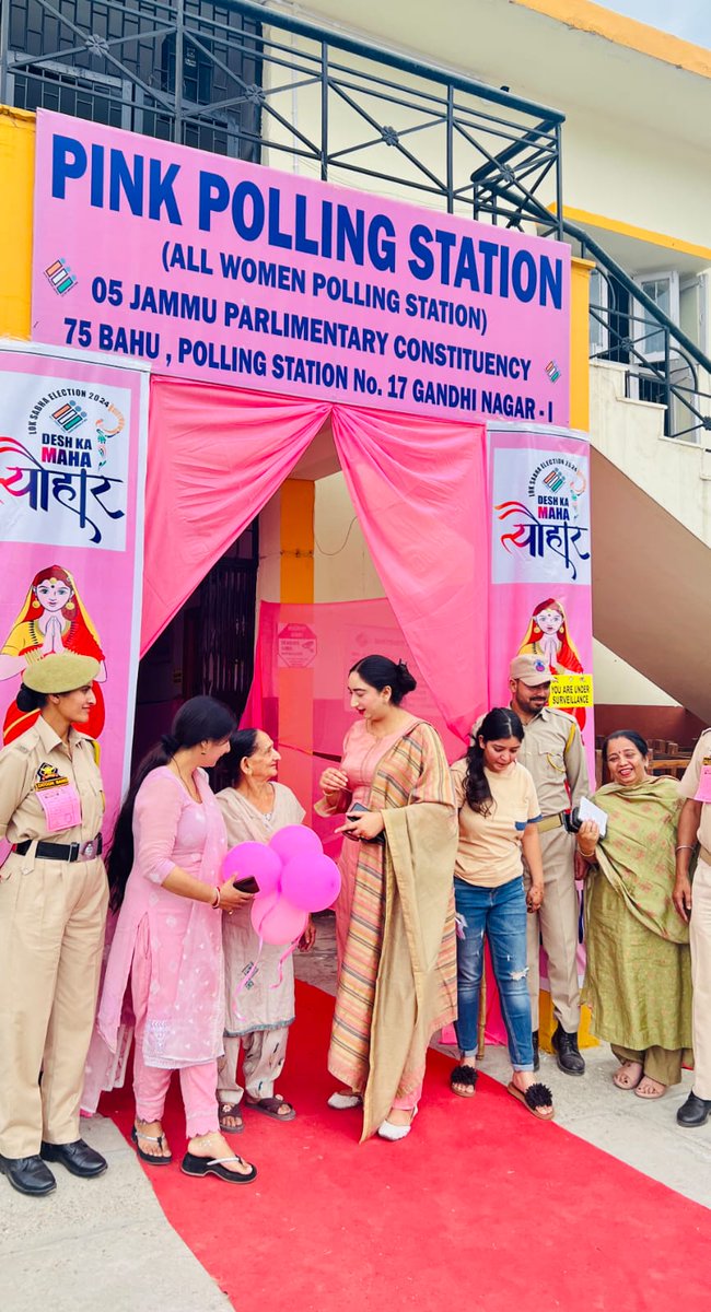 #LokSabhaElections2024    First time voters and elderly voters being welcomed at Pink Polling Station in Gandhi Nagar. #ChunavKaParv #DeshKaGarv #YouAreTheOne #EveryVoteMatters @justcsachin @acd_jammu @diprjk @DswoJammu