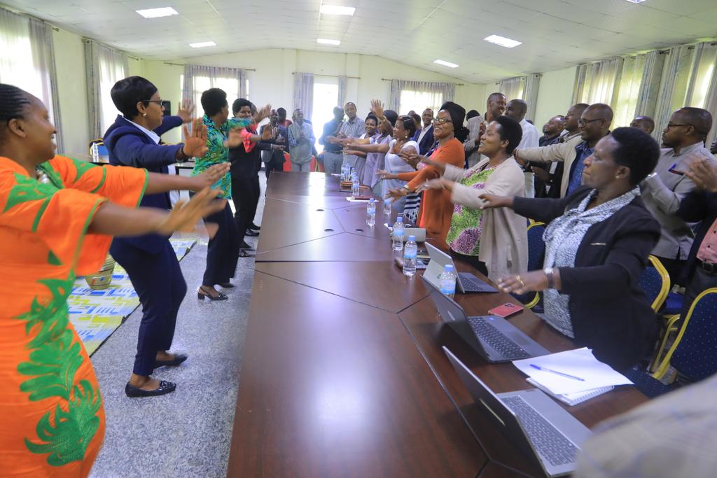 RutsiroDistrict's tweet photo. #Imihigo: mu gihe cy'iminsi 2, urwego rwa @RwandaWest ruri gusuzuma aho Akarere kageze kesa imihigo. Itsinda ryaturutse ku Ntara riyobowe na PES Uwambajemariya Florence. Ari kumwe n'abakozi b'Akarere, Meya Kayitesi yabagaragarije uko Akarere gahagaze aho imihigo 70 yamaze kweswa. https://t.co/16osiRJDYY