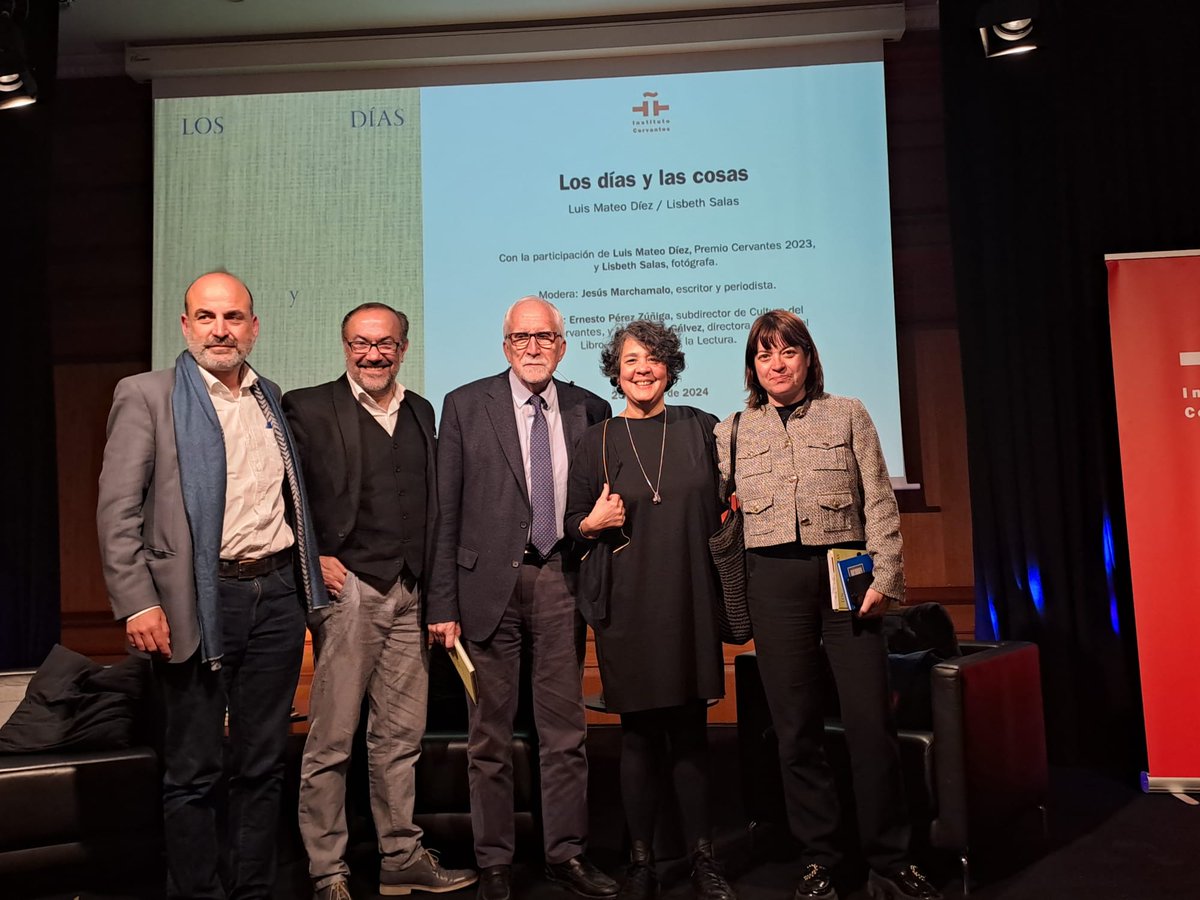 📚En el marco de las celebraciones por el #DíadelLibro2024, anoche participamos en la presentación del fotolibro 'Los días y las cosas', de Lisbeth Salas. 

📸Un viaje fotográfico en torno al #PremioCervantes2023, Luis Mateo Díez, coeditado por @culturagob y el @InstCervantes