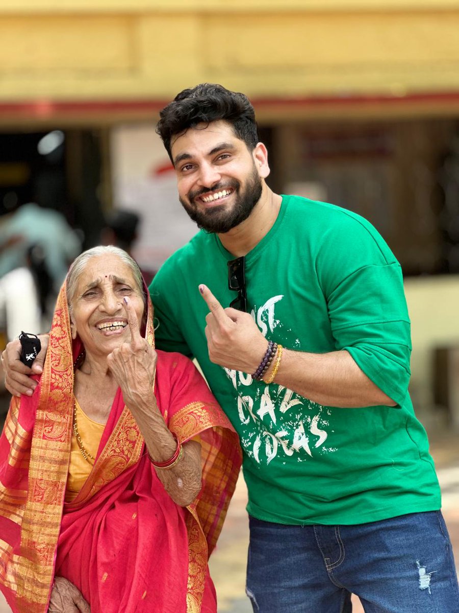 Shiv Thakare casts his vote at #Amravati seat 👌

#ShivThakare