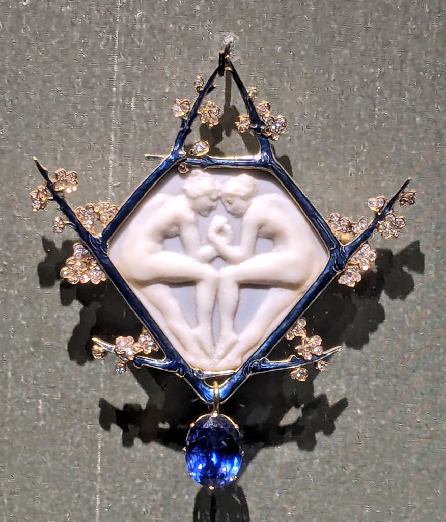 Once the girls had started settling disputes by arm-wrestling, it was difficult to get them to stop... 👍🏻🏛️🍑 #MuseumBums This pendant from @FCGulbenkian is by René Lalique. Calouste Gulbenkian collected ~200 objects from RL between 1899-1927 and many are now on display 😁