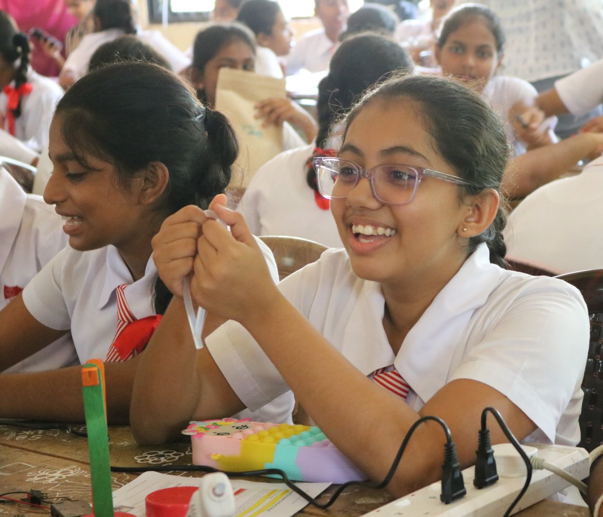 EU_in_Sri_Lanka's tweet image. "Creativity is intelligence having fun”-
Albert Einstein💡🧠😊

This morning we brought the #MakeHer series to Swarnapali Balika Maha Vidyalaya in Anuradhapura. We saw a dynamic bunch of young #STEM enthusiasts embrace #innovative disruption 👩‍🔬

@unwomenSriLanka @TheMakersGlobal