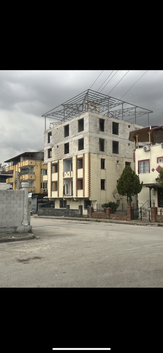 MustafaZerr's tweet photo. @mtahmazoglu Başkanım konuyla  ilgilenir misiniz a2 geçen yere 6 kat yapıldı https://t.co/cTok3UkgJH