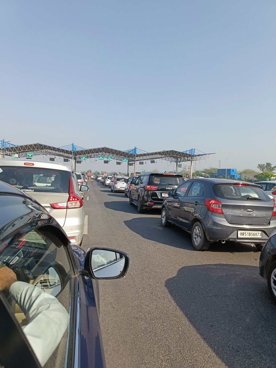 surendra_safi's tweet photo. @gurgaonpolice,@cmohry please help daily commuters who are traveling Faridabad to Gurgaon from big jaam at Toll,. https://t.co/Wvyuc3UPlQ