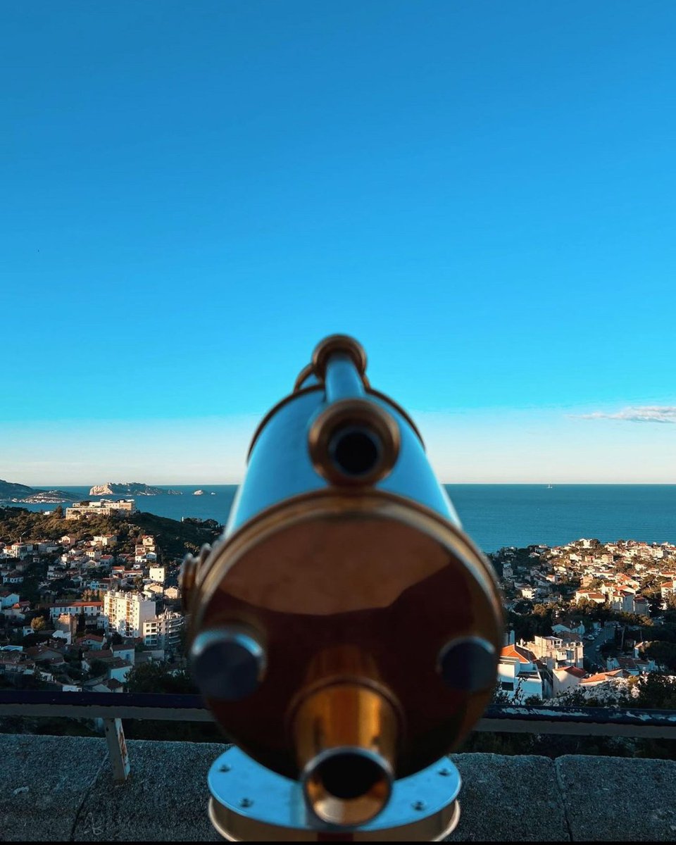 Le télescope 🔭 de Notre-Dame de la Garde offre une vue panoramique sur Marseille. L’avez-vous déjà utilisé ? 📷Merci @‌juju_in_marseille pour cette superbe photo #marseille #choosemarseille #visitmarseille #fenetresurmarseille