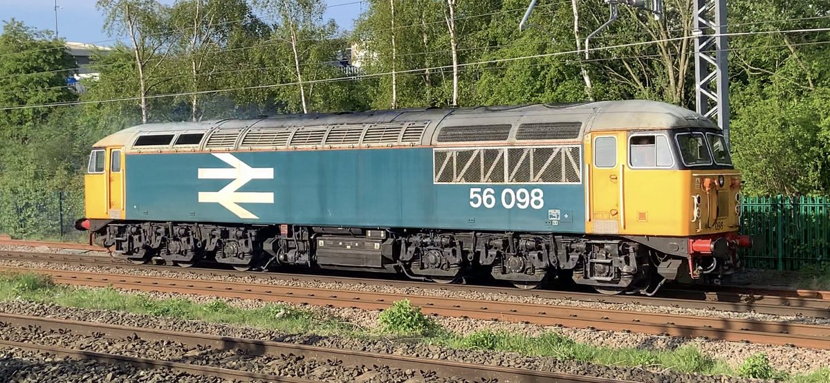 Richphillips50's tweet image. 56098 passes Kettering north today on 0f56 to Leicester with a nice bit of smoke and noise. #class56