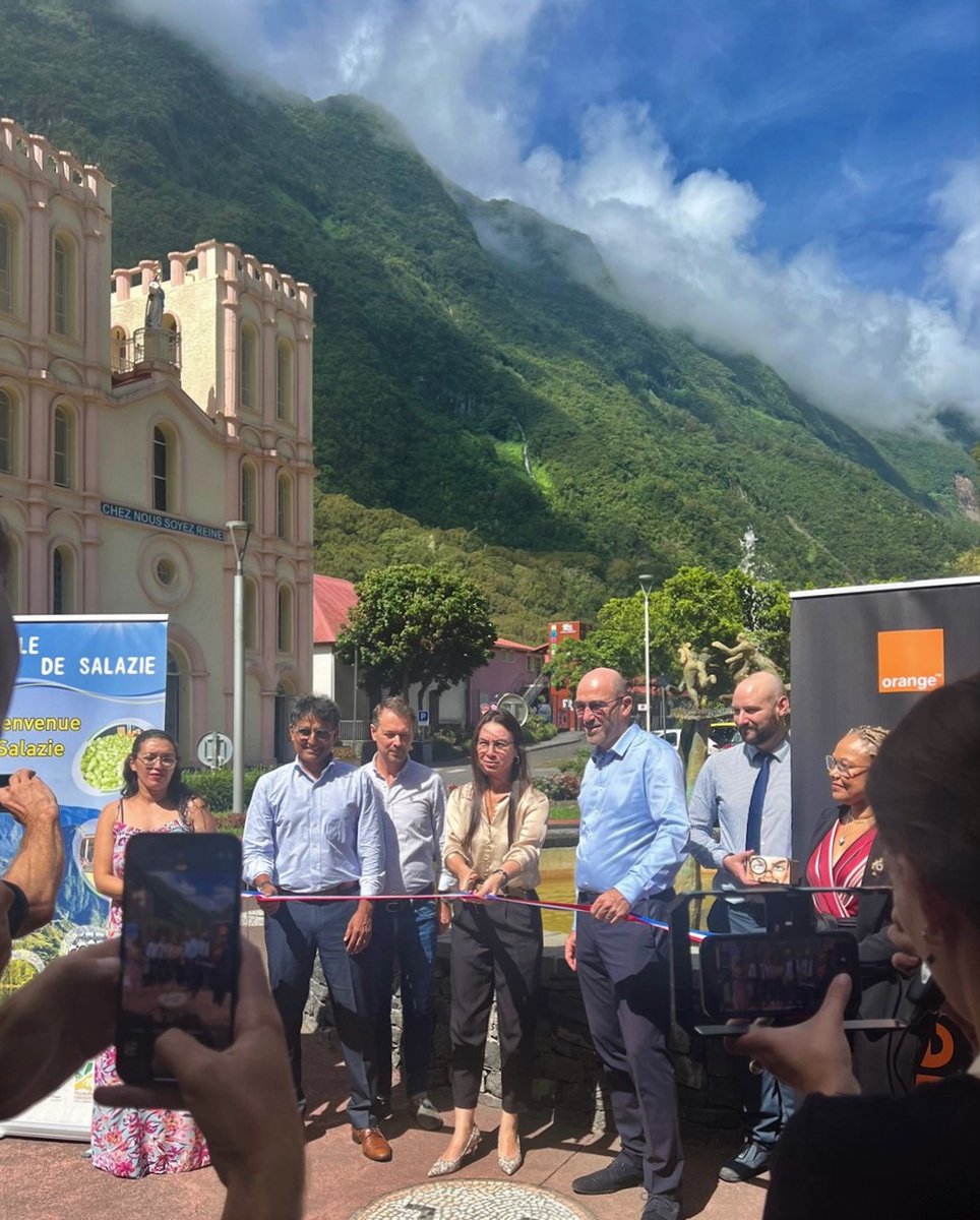 La 5G s'installe à Salazie. Inauguration de la 5G à la mairie de Salazie en présence d’André Martin, Directeur général d’Orange Réunion, de Sidoleine Papaya, Maire de la Ville de Salazie et d’élus locaux.
<a href="/andremartin02/">Andre Martin</a>
<a href="/DanielRamsamy/">Daniel Ramsamy</a>