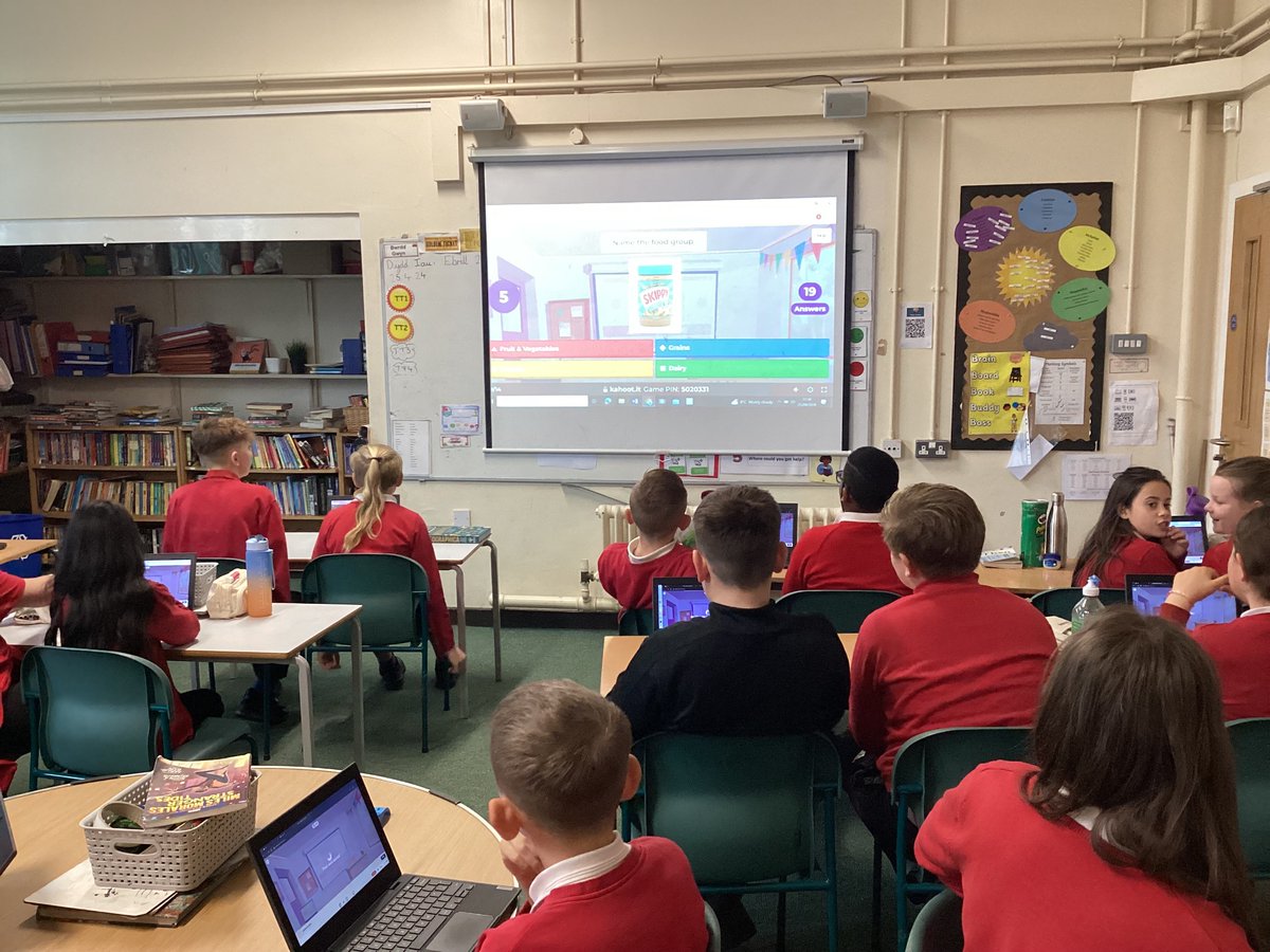 #DosbarthYrWyddfa have been looking at what makes a healthy diet. We started with a Kahoot quiz to find out what we could remember about the five food groups.