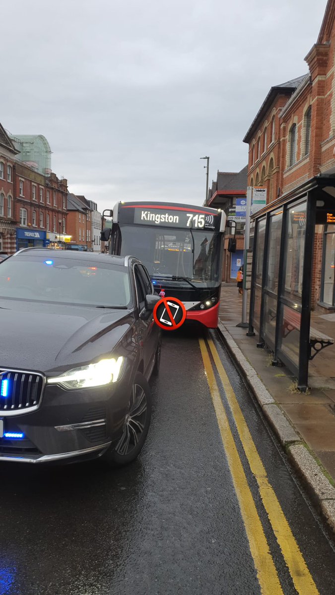 This bus was stopped by #VanguardRST on North Sreet, Guildford, as the driver was seen using their mobile phone whilst driving. They were ringing the bus company as the ticket machine wasn't working.

Driver issued a TOR & transport manager informed.

#Fatal5 #OpFatalFails