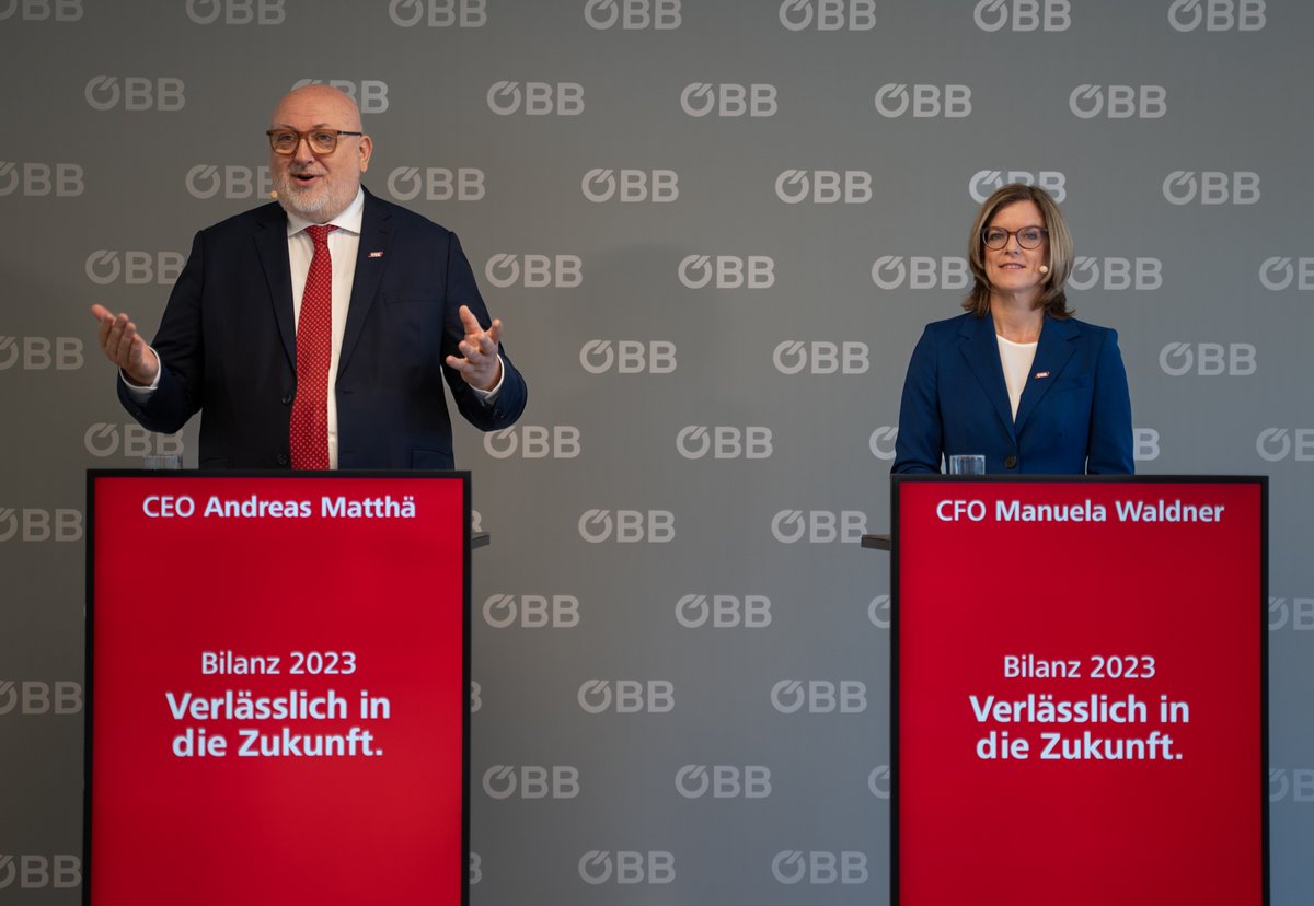 Unser CEO @AndreasMattha und unsere CFO Manuela Waldner präsentieren heute die #OEBBBilanz2023. 🧮 Schaltet ab 10:30 Uhr live hier ein: 👉 live.virtual-events.at/oebb-bilanz-20… © ÖBB | Posch