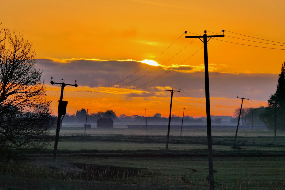 Wonky telegraph poles at sunrise over the Fens this Friday morning!! @WeatherAisling @ChrisPage90 @itvanglia