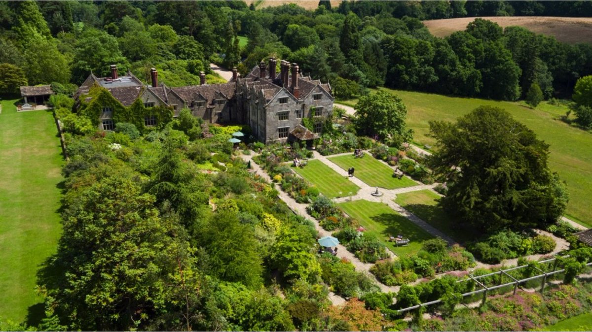 We have very limited tickets left for the Private Tour of @Gravetyemanor Gardens on 9th May.

The tour of the Award winning historic garden will include a visit to the Kitchen Garden, Meadows and the 60-foot long restored Peach House.

To book go to loom.ly/kpsUmro
