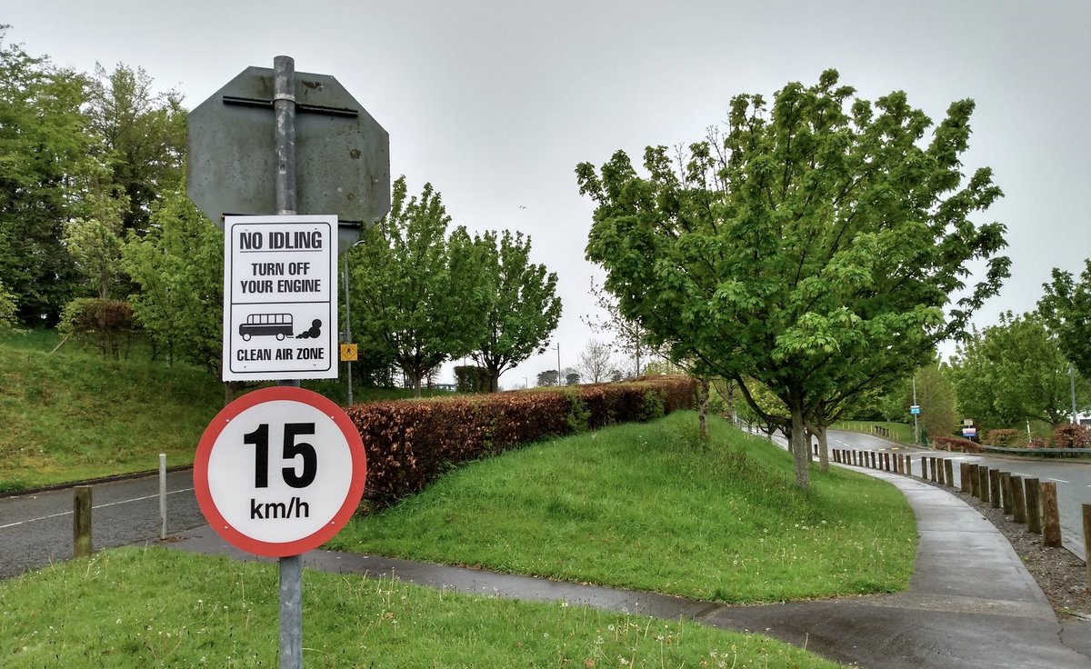 I was delighted to see @MTU_ie installed #noidling & #cleanairzone signs at their Bishopstown campus. A simple way to reduce #airpollution & #climate emissions & create a #healthycampus. Let's see much more of this in other HEIs, schools, hospitals! (Everywhere really...)