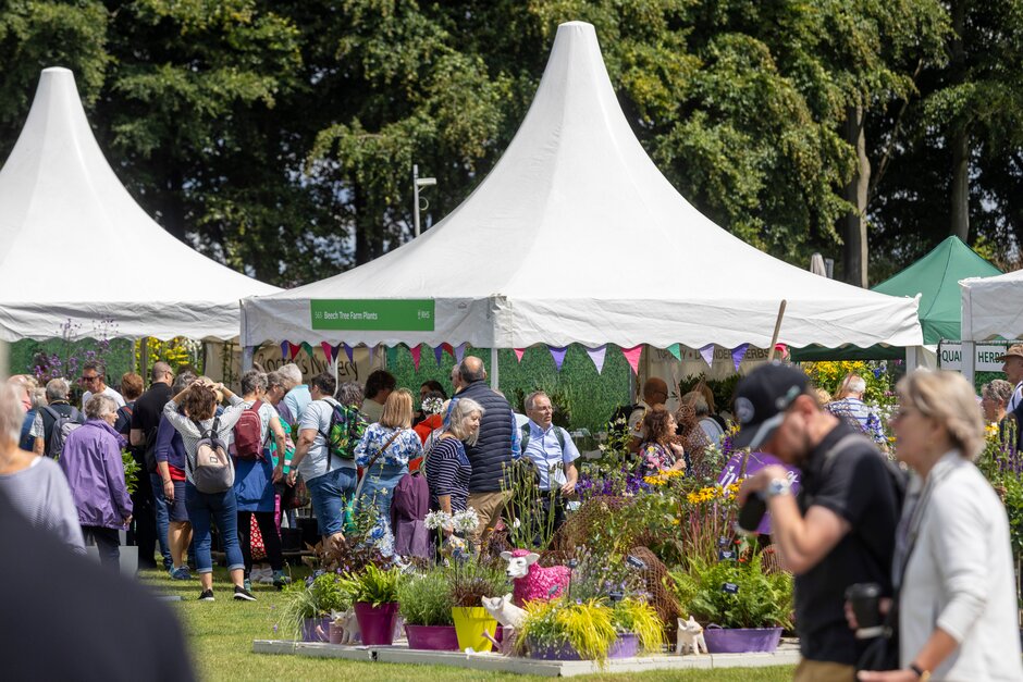 After 2024, #RHSTattonPark will return to the site every 3 years, with a 2025 show happening at @Wentworth_House in South Yorkshire, and a 2026 show taking place on the @sandringham1870 Estate, the private country retreat of Their Majesties King Charles III and Queen Camilla. 3/4