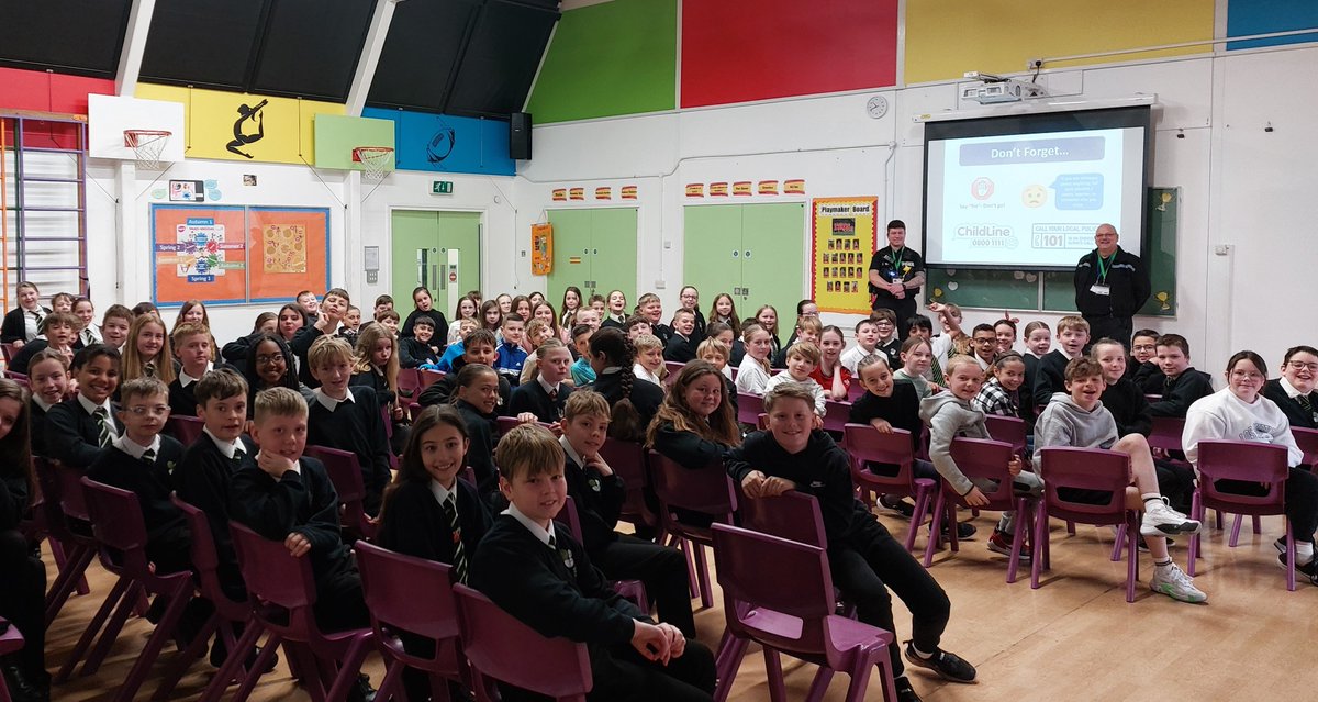 In #Bradwell on Tues (23 April) PC Gray delivered a workshop to Year 5/6 at Woodlands Primary School about online safety, 'stranger danger', respect, antisocial behaviour, & drugs. Then on Wed (24 April) he worked with Housing Officers in Kingfisher Close, speaking to residents.