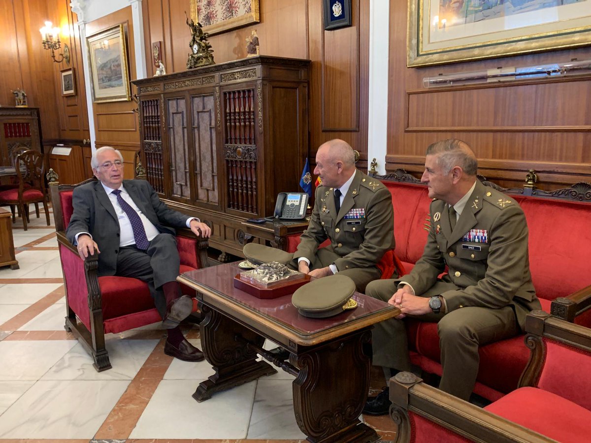 El 2 jefe de la Comandancia General de #Melilla, Félix Alonso Abad, junto al comandante general, Luis Sáez Rocandio, mantienen un encuentro con el presidente Imbroda