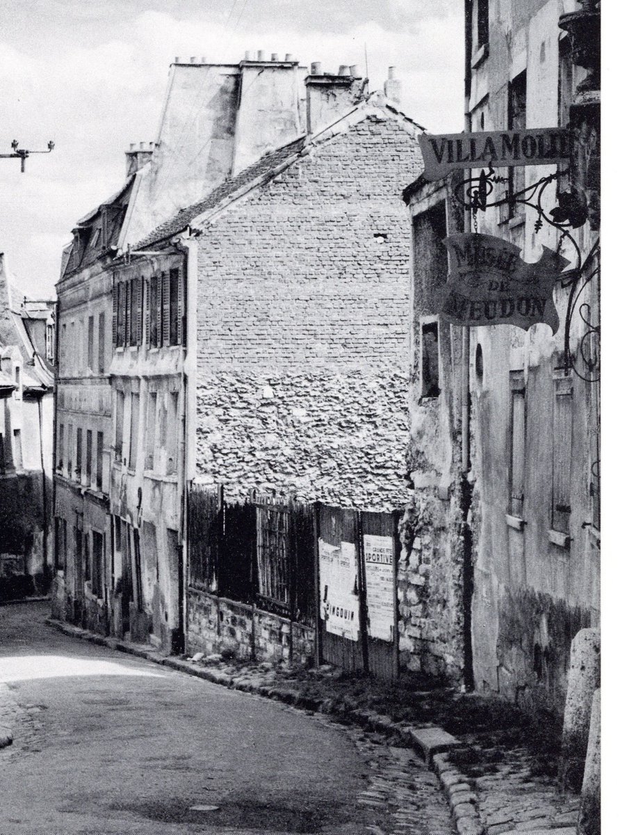 👍 Aujourd’hui, le service des archives vous propose un jeu. 📸 Le bâtiment situé à droite de l’image comporte 2 enseignes. Sur celle du haut, vous voyez écrit « Villa Molière » et sur celle du bas « Musée de Meudon. » Savez-vous pourquoi ?