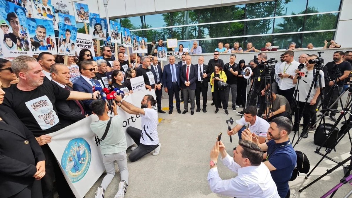 İsias Otelin sahibi Ahmet Bozkurt yaptığı savunmasında iki üniversitenin hatalı yapı raporu vermesine rağmen kusursuz bina yaptığını iddia etti. Oysa Bozkurt’un kusursuz dediği İsias otel 17 saniye içinde enkaza döndü. #isiasaortakdavamız