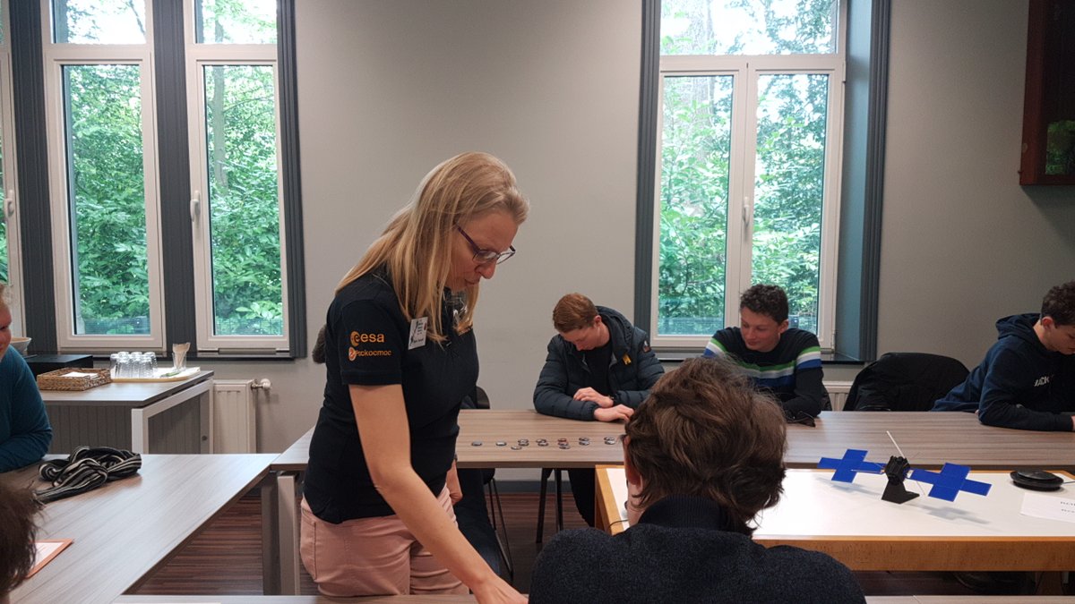 Yesterday, we welcomed more than one hundred students to the 13th #ASGARD🎈#weather balloon🎈 launch. They also had the opportunity to meet #scientists 🧪🧑‍🔬👩‍🔬👨‍🔬 from the @ORB_KSB, the @meteobefr/@meteobenl and the @BIRA_IASB
This was a very nice day without rain!