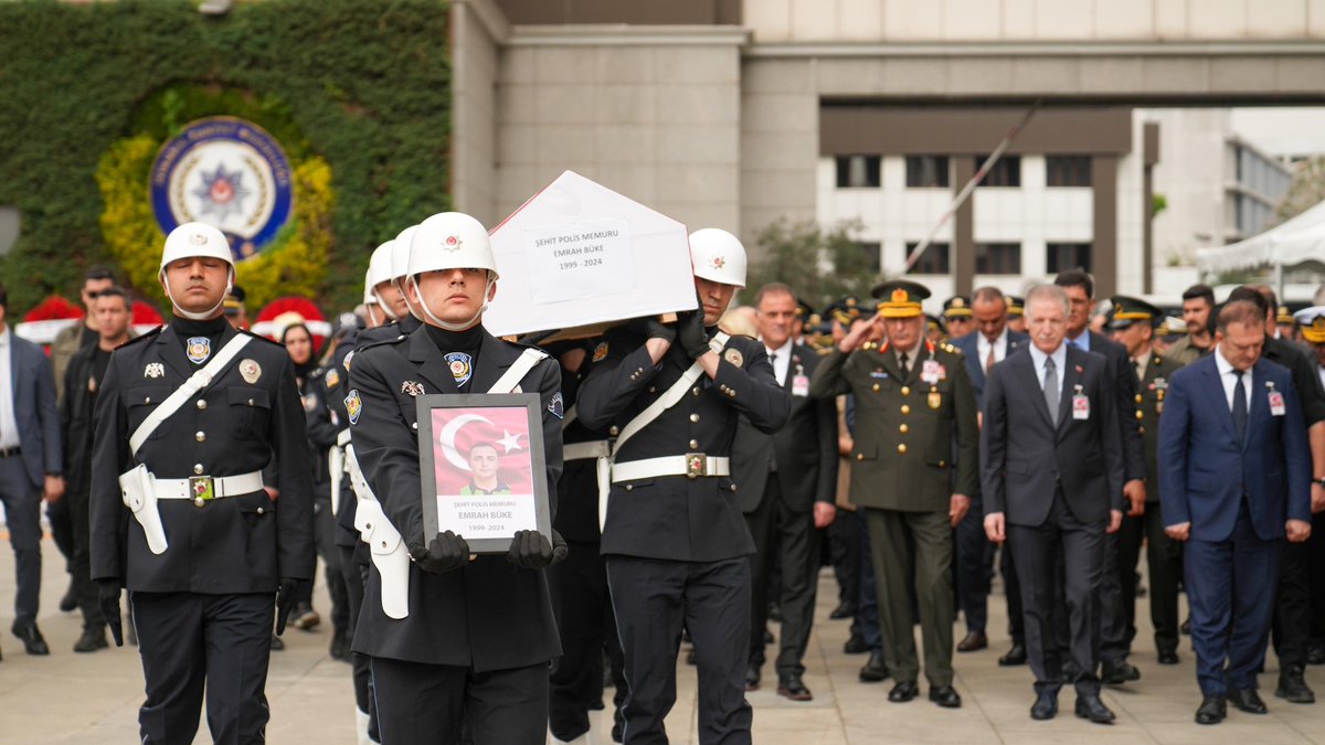 İlimizde görevi başında şehit olan Polis Memurumuz Emrah Büke, son yolculuğuna uğurlandı. Valimiz @gul_davut, şehidimiz için düzenlenen uğurlama merasimine katılarak şehidimizin ailesi ve yakınlarına taziye dileklerini iletti. Kederli ailemizin ve milletimizin başı sağ olsun.🇹🇷