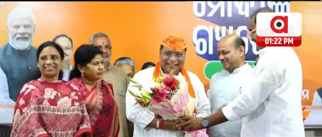 Soro MLA Parsuram Dhada joins BJP days after quitting BJD after being denied a ticket

BJP president Manmohan Samal, former president Samir Mohanty and co-in-charge of the Odisha BJP Lata Usendi welcome the MLA to the party fold at the party headquarters in Bhubaneswar #Odisha