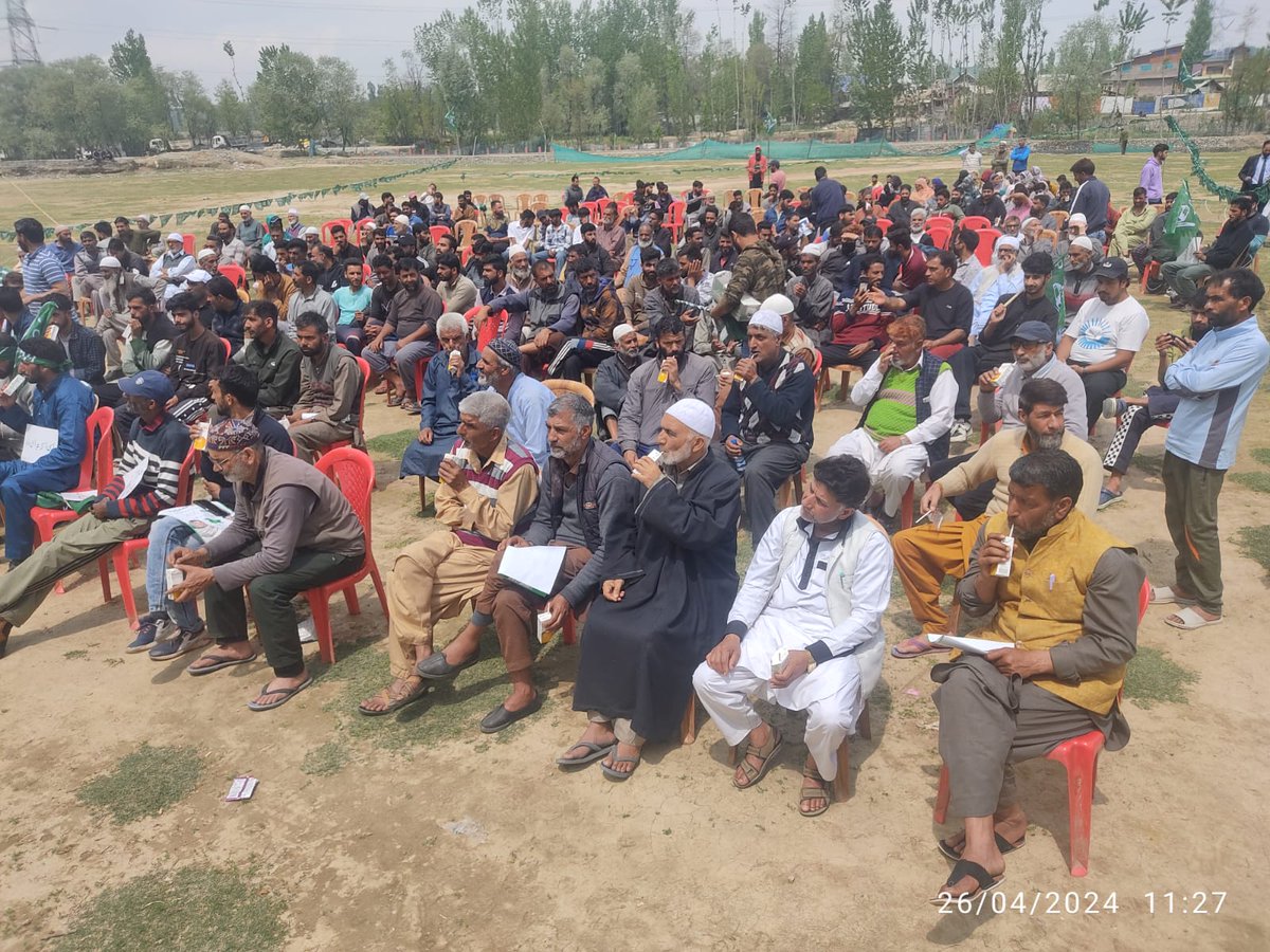 Today SENIOR LEADER OF @jkpdp former M.L.A/MINISTER Zahoor Ahmad Mir sahab with parliamentary candidate @parawahid and other senior party workers held a convention at godura Pulwama. Inshaallah @parawahid !!! @YouthJKPDP @MehboobaMufti @ArifAmin__ @buttkout @AdityaVgupta