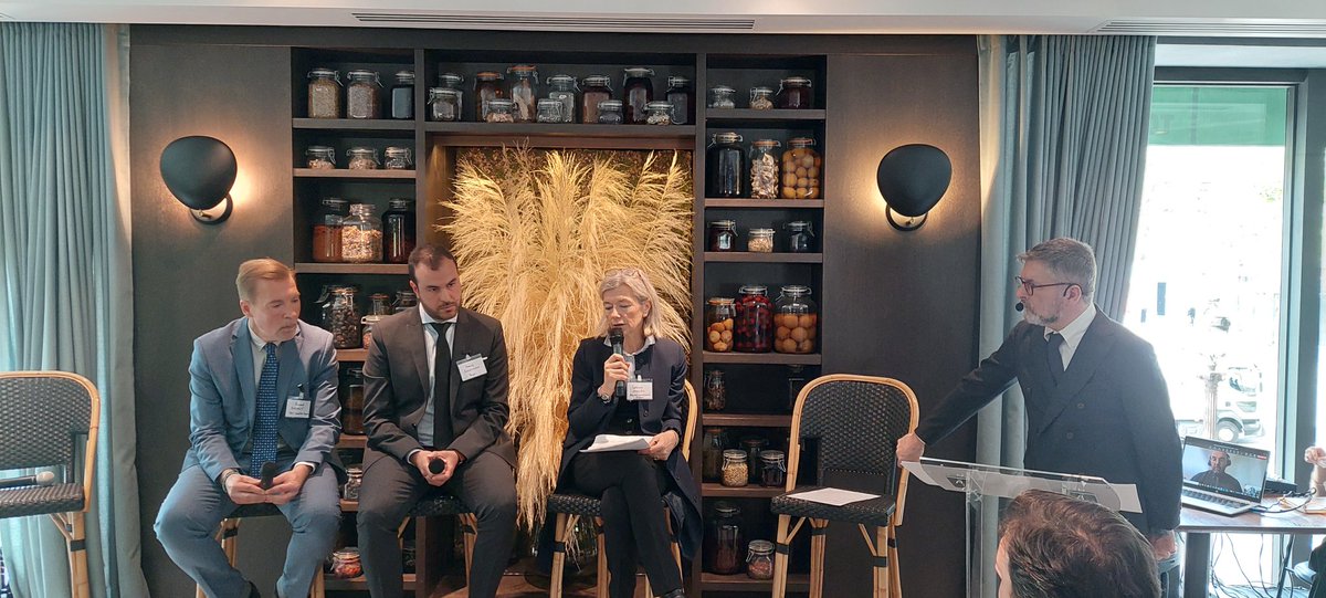 Début de notre troisième et dernier débat de cette matinée #YearOfChange, qui portera sur la santé.

<a href="/AMALRICCatheri1/">Catherine Amalric</a> rappelle qu'avant le COVID, il n'y avait pas de réelle politique de santé européenne, mais qu'au plus fort de la pandémie, l'Europe a su devenir la première