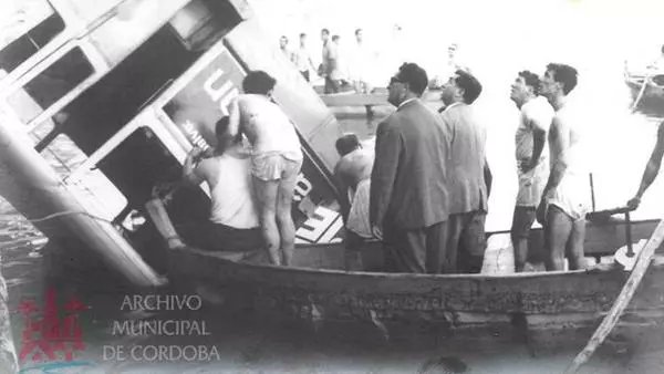 Tal día como hoy pero en el año 1964 cayó un autobús de Aucorsa al río Guadalquivir mientras se dirigía a El Arcángel, fallecieron 11 personas.

Siempre en nuestro recuerdo, D.E.P 🖤🙏🏻