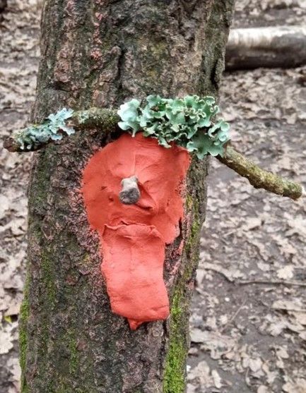 Woodland art and crafts – lots of fun creating ‘tree faces’ using the resources at Forest School, plus some red clay! 🎨 #ForestSchool #Kingston #Richmond #Barnes #KingstonMums #RichmondMums #EarlyYears #Outdoorfun #OutdoorEd #creative #outdoorart #spring #woodlandfun