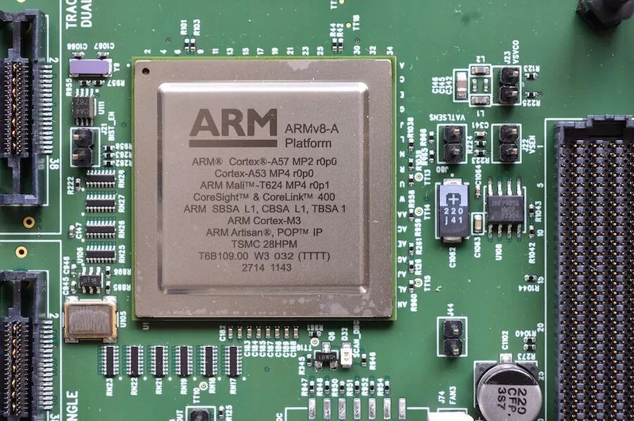 #EfemérideInf: Tal día como hoy de 1995 llegan a Acorn Computers las primeras muestras de un nuevo procesador con un conjunto reducido de instrucciones. El procesador Acorn Risc Machine (ARM) #etsinfupv #ODS4 #AdaByronUPV