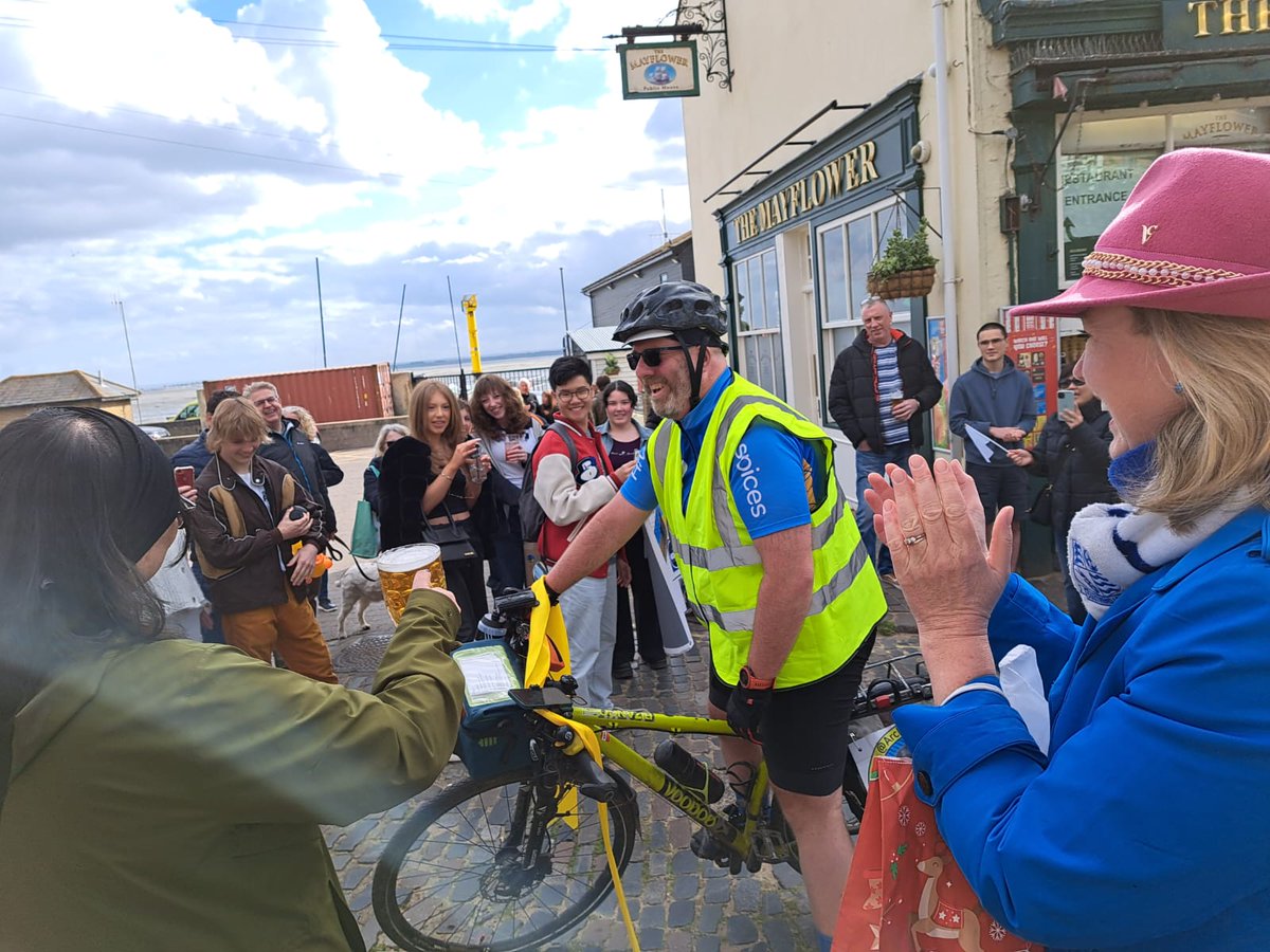 Here’s the moment Simon finished his 480 mile cycle from Leith in Scotland to Leigh in Essex in memory of his son Archie, who sadly died after being diagnosed with a brain tumour. Simon has raised over £3,500 for @ylvscancer to help families facing cancer. justgiving.com/fundraising/mo…