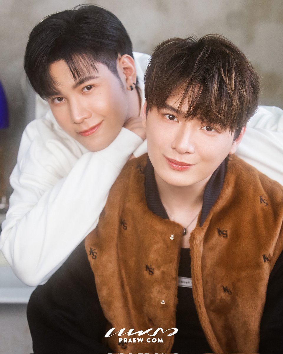 Praewdaily's tweet image. สิ้นสุดการรอคอย! การกลับมาของคู่ในตำนาน “คริส - สิงโต” พิเศษสุดกับการถ่ายแฟชั่นคู่กันบนปกนิตยสารแพรว ฉบับ พ.ค. 67 พร้อมบทสัมภาษณ์เอ็กซ์คลูซีฟ ภาษาไทย – อังกฤษ เปิดใจถึงเรื่องราวความสัมพันธ์ของทั้งคู่ ตลอดระยะกว่า 10 ปี 

Pre – Order Now! KRIST SINGTO BEGIN AGAIN ❤️ See "Krist &amp;amp;…