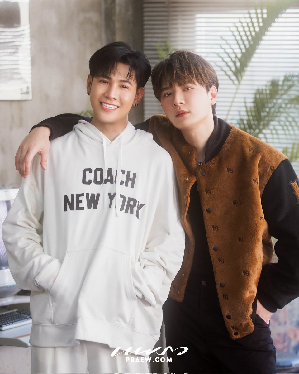 Praewdaily's tweet image. สิ้นสุดการรอคอย! การกลับมาของคู่ในตำนาน “คริส - สิงโต” พิเศษสุดกับการถ่ายแฟชั่นคู่กันบนปกนิตยสารแพรว ฉบับ พ.ค. 67 พร้อมบทสัมภาษณ์เอ็กซ์คลูซีฟ ภาษาไทย – อังกฤษ เปิดใจถึงเรื่องราวความสัมพันธ์ของทั้งคู่ ตลอดระยะกว่า 10 ปี 

Pre – Order Now! KRIST SINGTO BEGIN AGAIN ❤️ See "Krist &amp;amp;…