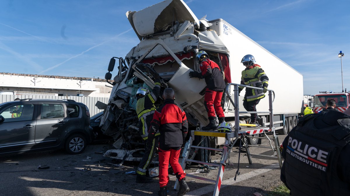 [#VendrediLecture]

Week-end pluvieux en perspective… Quoi de mieux qu’une petite lecture avec le n°2️⃣7️⃣ du mag' des #Pompiers13 ⁉️

À retrouver :
✍️ Le récit d'interventions marquantes
🔎 Les images des événements sportifs
🚒 Un focus sur le VCO

📖 : tinyurl.com/26yea4df