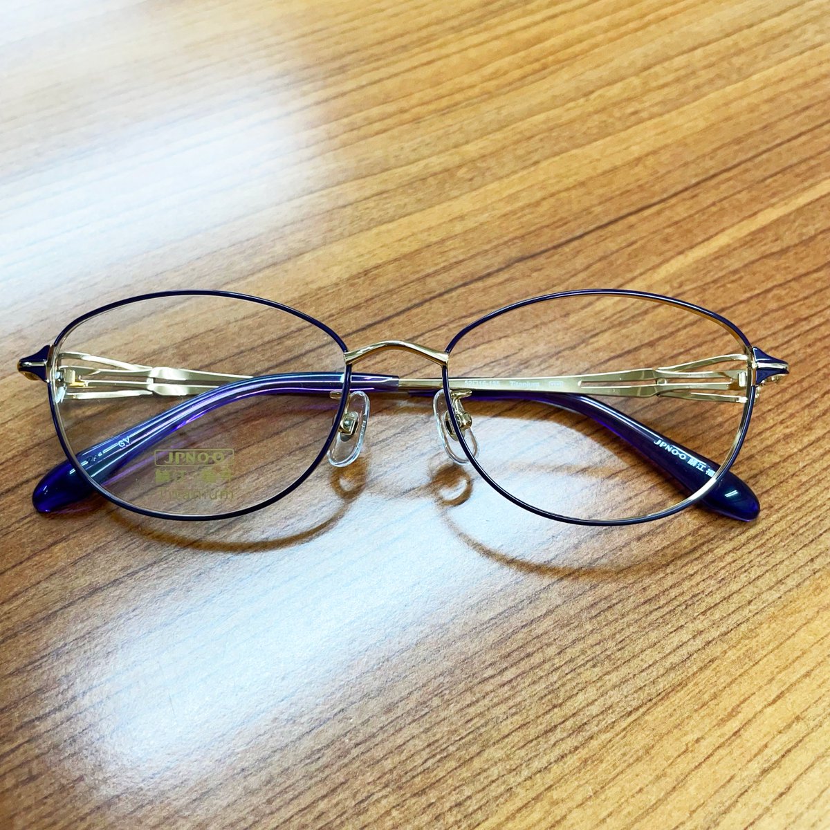 onagamegane's tweet photo. 今日も1日お疲れ様でした😄
本日の #社員オススメメガネ紹介

本日は20代・女性・趣味:ミステリー鑑賞（TV）のおすすめ②
#SAVfuselect SA7202GV

ブリッジの華やかさとバイオレットの落ち着いた感じがとても綺麗に見える✨✨
明日もよろしくお願いします～！

#メガネ #企業公式がお疲れ様を言い合う https://t.co/1Kk38ysdrv