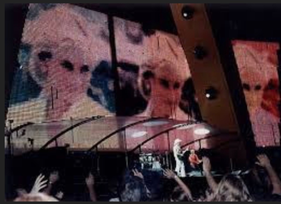 @atu2comSherry @U2 We went to the 2 Popmart shows in Dublin ‘97 

What a contrast between the 2 nights 
Princess Diana died between the shows.

2nd show was a glorified wake - wasn’t a dry eye anywhere in the crowd, emotional rollercoaster @U2 

#PrincessDiana