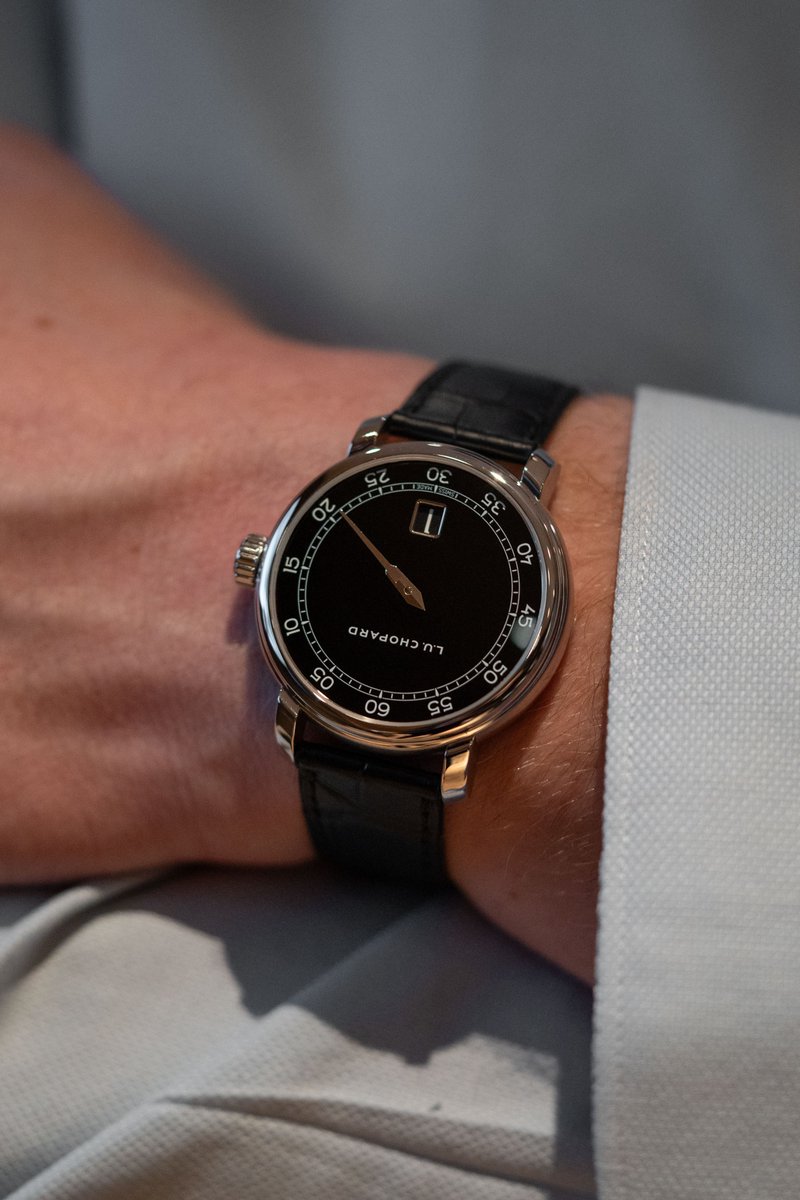MONOCHROMEwatch's tweet photo. If this new @Chopard looks familiar to you, that’s because it’s a fresh take on the existing L.U.C Quattro Spirit 25.
Except this time, the brand has crafted the watch’s 40mm case out of white gold and replaced the previous white #GrandFeu enamel dial with this black one. https://t.co/eV1etUVXWF