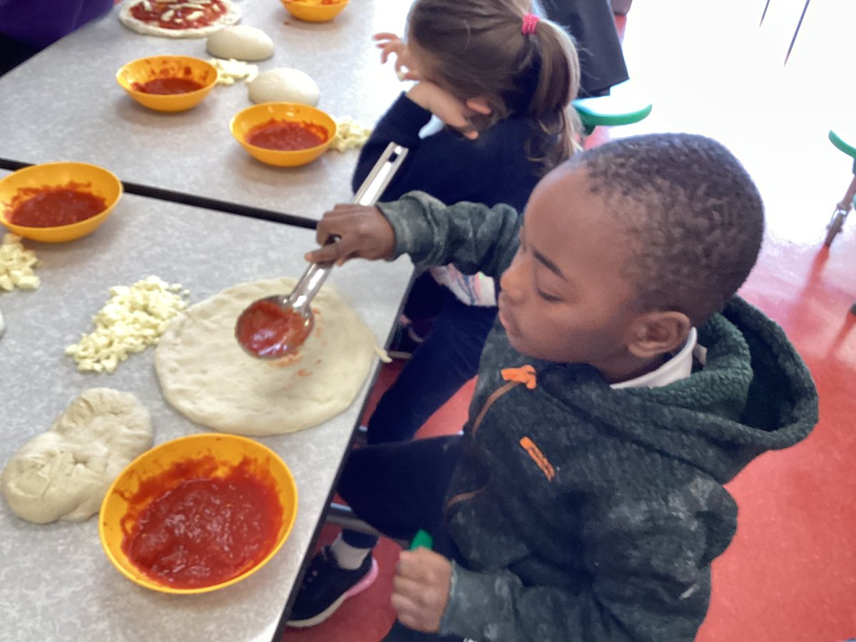 Dosbarth Saundersfoot spent the morning making delicious Italian pizza with world champion pizza chef Giovanni Recchia. 
#reallifelearningexperiences #Waldo-Vision #CfW #Teamwork  @SchoolsPembs 
giopizzacontemporary.co.uk