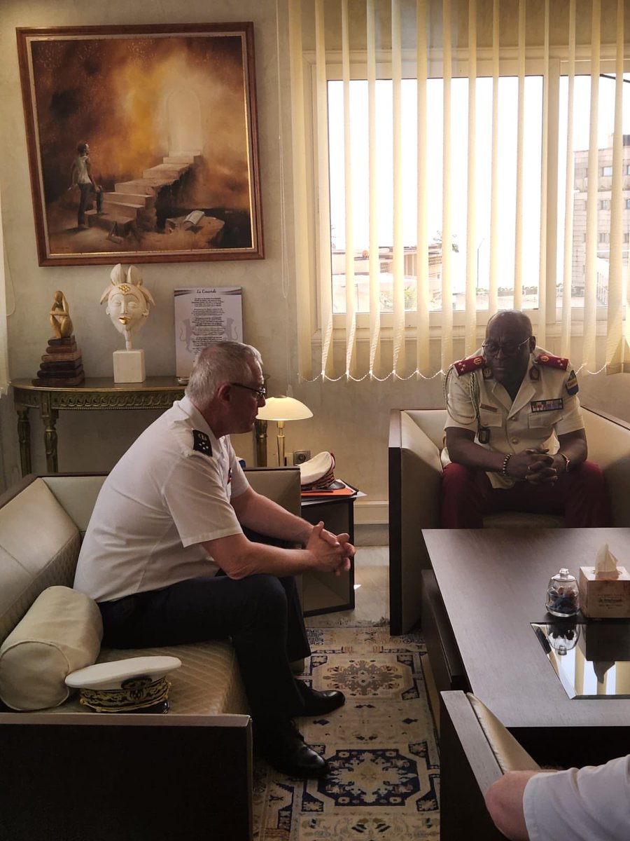 santearmees's tweet photo. 🗓️25/4
Déplacement du #DirecteurCentralSSA au #Gabon à l’école d’application du Service de santé #militaire de Libreville #EASSML
✅ rencontre avec le directeur du svc de santé militaire du Gabon. https://t.co/83xwwBQmvm