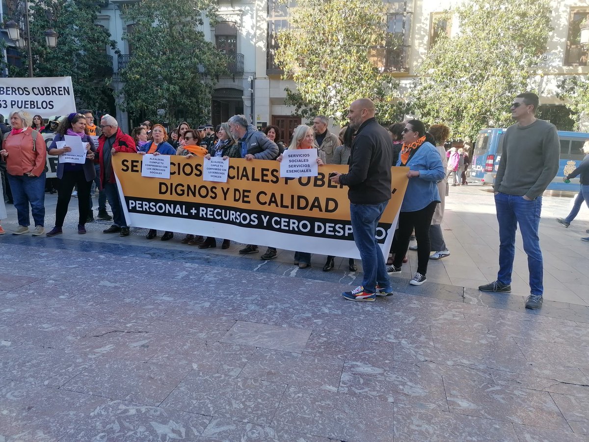 Estamos en la plaza del Ayuntamiento apoyando a la asamblea de trabajadores/as de derechos sociales y a @cgtaytogranada. El PP y la alcaldesa @marifrangr sigue sin escuchar a los trabajadores del ayuntamiento.