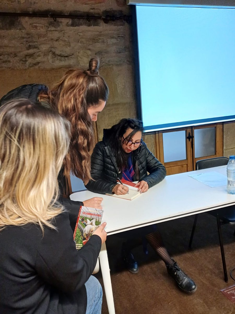 Hier il y avait du monde à la maison de la culture de San Sebastian pour échanger sur les conditions des travailleuses marocaines à Huelva. Avec Sandra Albaga, membre du collectif @JornalerasL et l'association @Jatorkin. Avec @Etlettres @orienteymediter @umr_ESO @UnivAngers