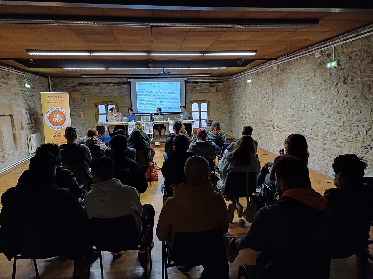 arab_chadia's tweet photo. Hier il y avait du monde à la maison de la culture de San Sebastian pour échanger sur les conditions des travailleuses marocaines à Huelva. Avec Sandra Albaga, membre du collectif @JornalerasL et l'association @Jatorkin.  Avec @Etlettres @orienteymediter @umr_ESO @UnivAngers https://t.co/OZ3jAbR93v