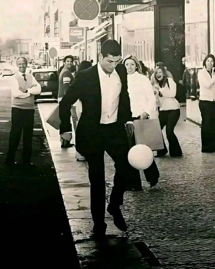 TeamCRonaldo's tweet photo. 🔙 Ronaldo on the streets of Manchester, 2008. 🤵🏻‍♂️🌹 https://t.co/WFtYACDoM9