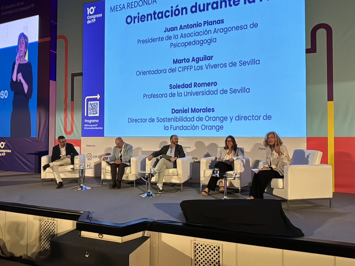 CABK_Dualiza's tweet photo. 🔵Mesa redonda sobre la #Orientación durante la FP moderada por Miguel Sánchez 

Participa Juan Antonio planas de @Asoarapsico, Marta Aguilar de @CPIFPLosViveros, Soledad Romero @unisevilla y Daniel Morales director de @fundacionorange 

#10CongresoFP #ConoceDecideActúa https://t.co/wGNGTok22F