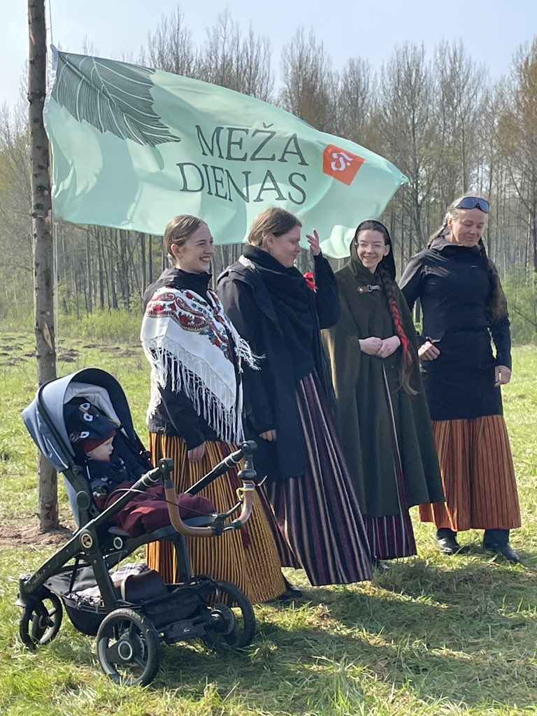 Four folk singers and a baby… #MežaDienas @FestivalsLAMPA @fondsDOTS