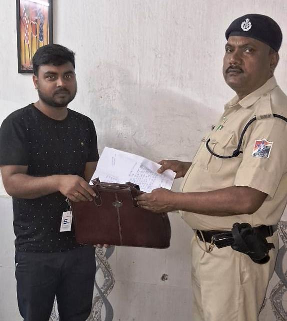 RpfpcNjp's tweet photo. On 24.04.2024 acting on Railmadad SI/B.K.Tiwary RPF/NJP recovered left behind one  leather bag containing  valuable documents of  value approx (1000/-) that was further handed over to  its owner at MLDT station by escort party of RPF/POST/NJP  #Operation_Amanat@rpf_INDIA. https://t.co/PUbH8QHCQx